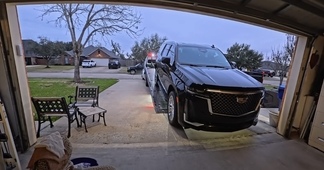 24/7 emergency tow truck service arriving at customer location in Babylon, NY